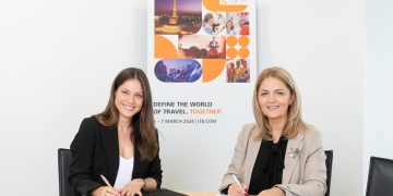 Deborah Rothe, Director of ITB Berlin, and H.E. Vilma Bello, Deputy Minister of Tourism (from left to right), signed the Memorandum of Understanding during the ceremony on 3 November 2023.